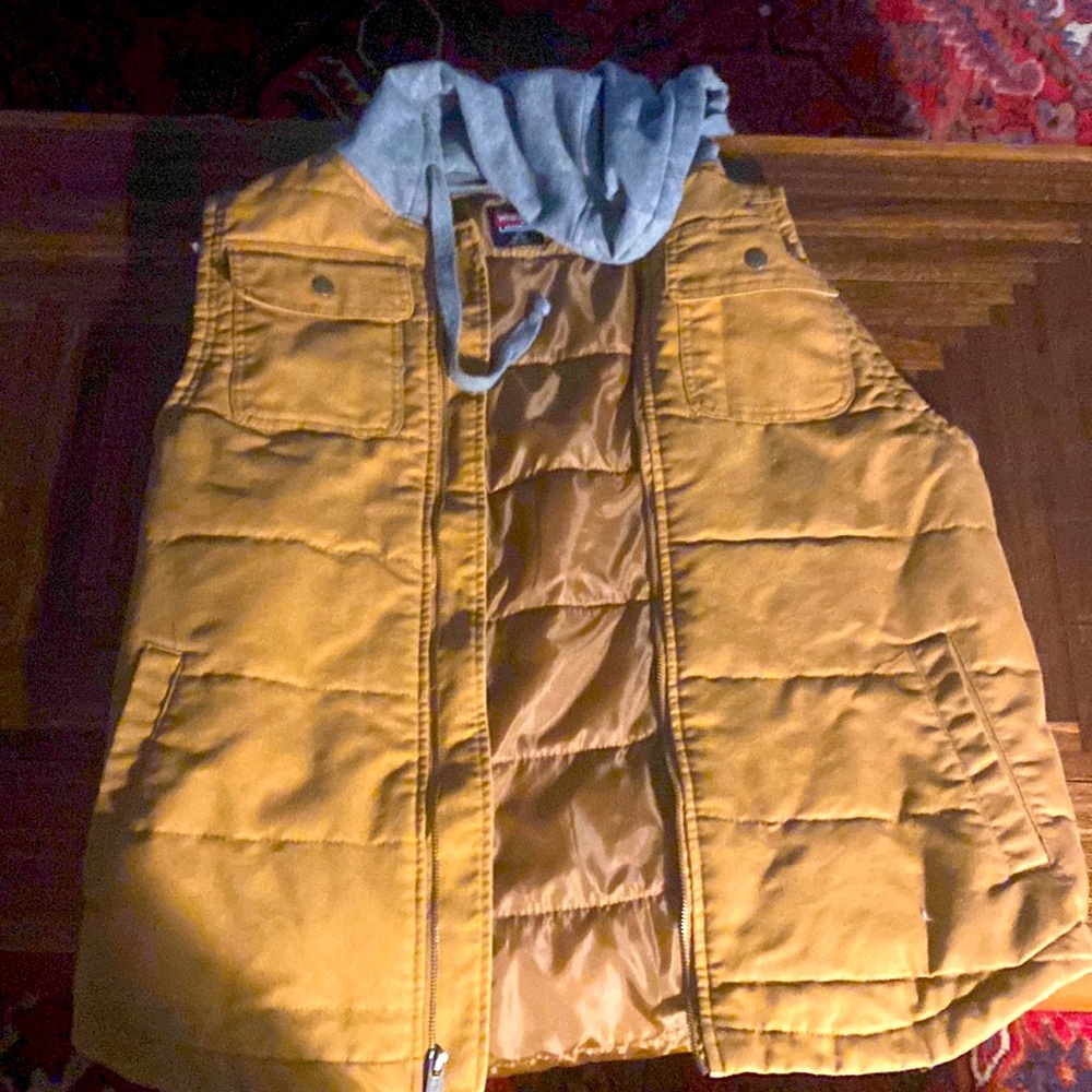 Wrangler vest with grey hood